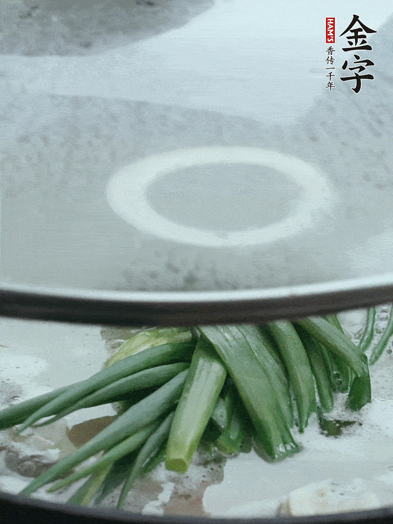 加蔥結(jié)去腥，大火開后中火燒20分鐘。