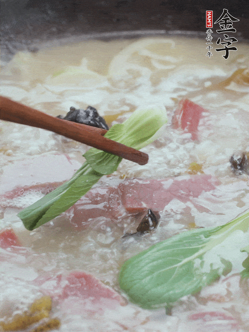 撈出蔥結(jié)，小菜心點(diǎn)綴。