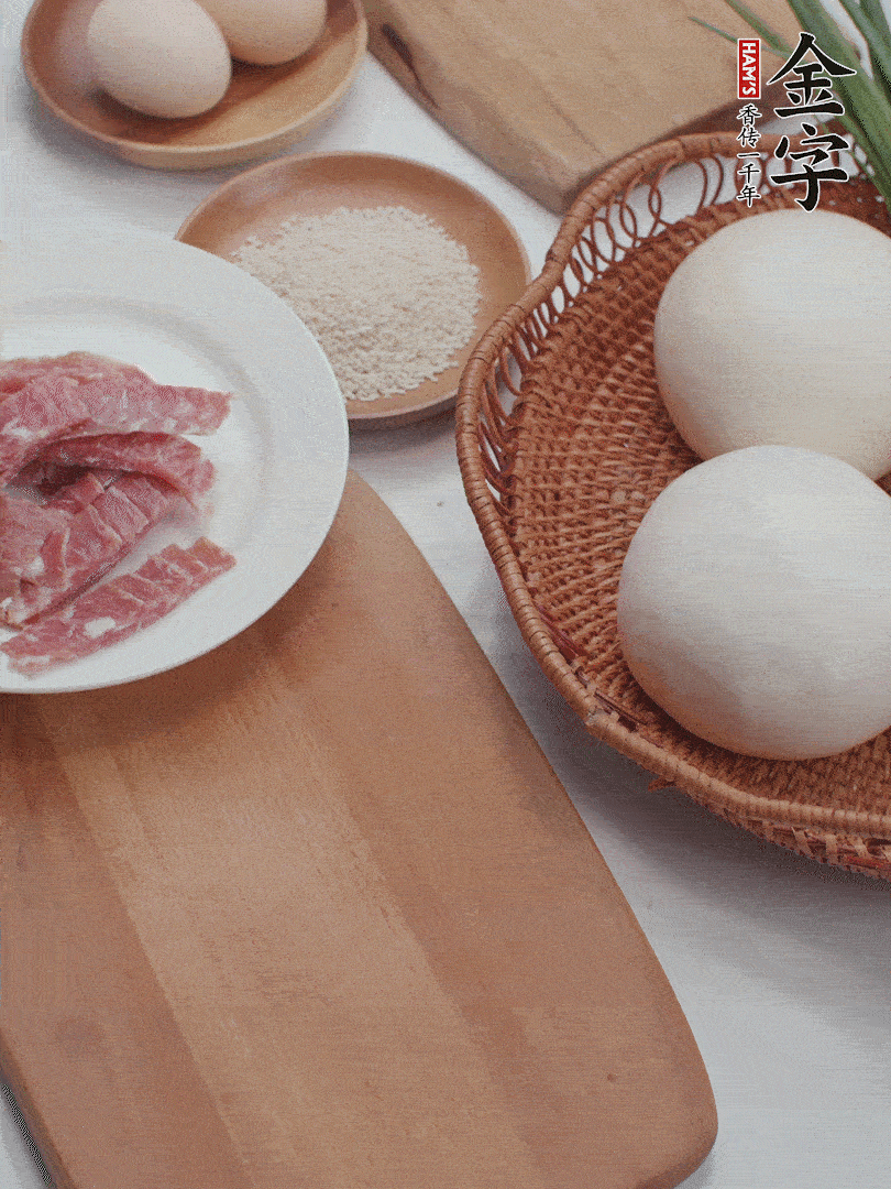 金字培根火腿切小片；饅頭、洋蔥切??；香蔥切丁。