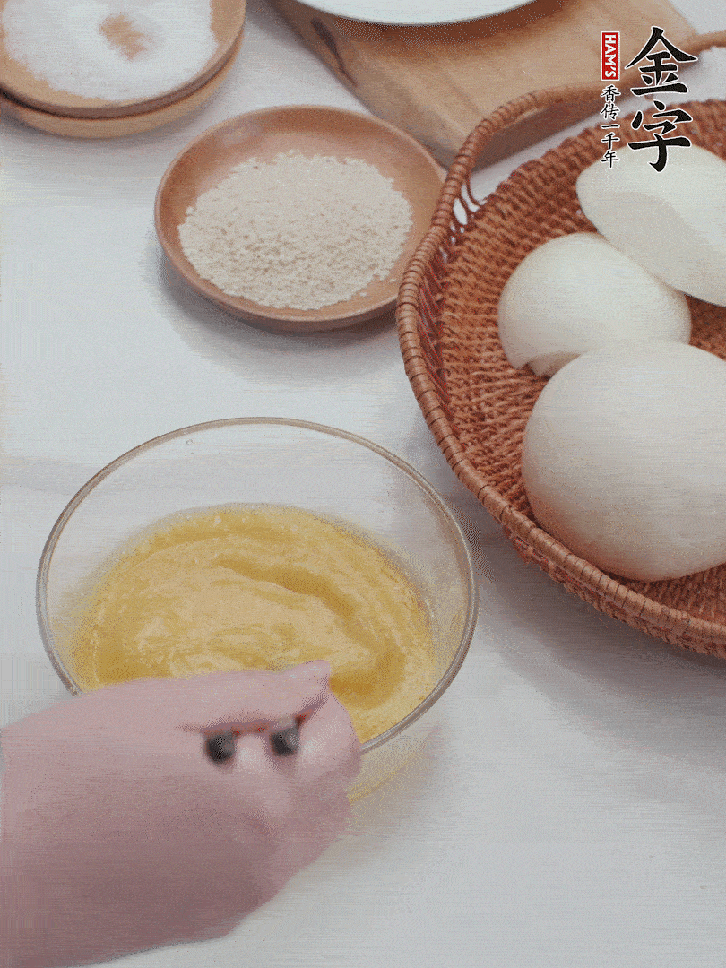 2個(gè)雞蛋加入1小勺鹽、1/2小勺胡椒粉打散。