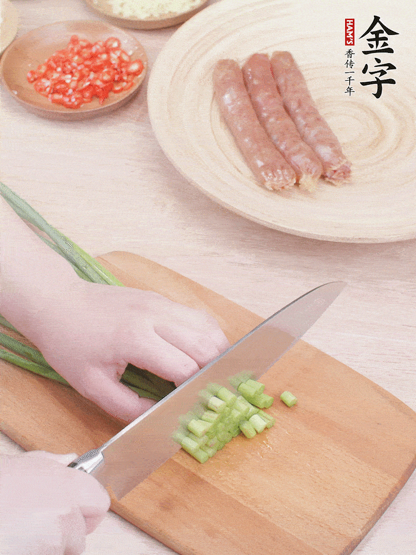 蒜苔切丁，蔥姜蒜切小丁，小米辣切圈。