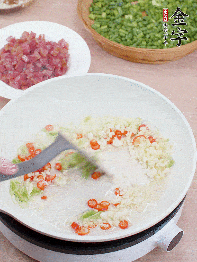 鍋中熱油，蔥姜蒜、小米辣煸香。