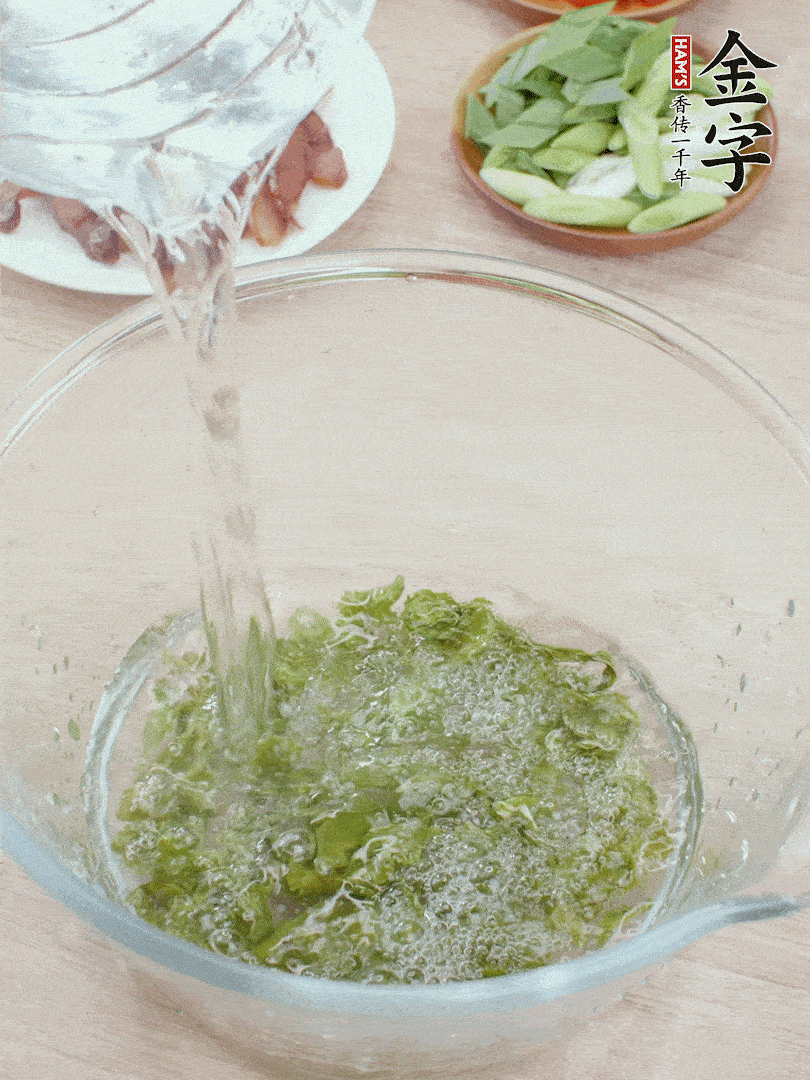 萵筍干溫水泡2小時，青紅辣椒切圈，姜切片，青蒜斜切段。