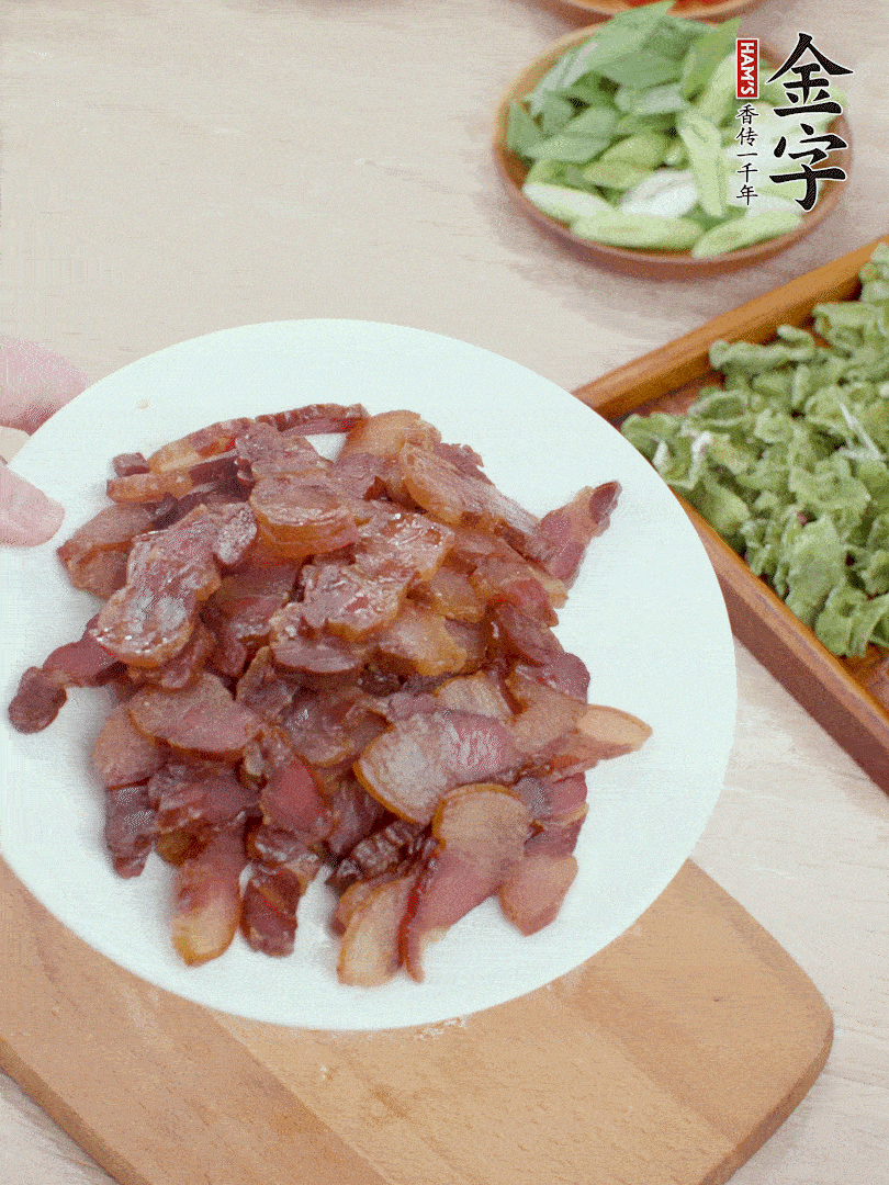 臘肉水煮15分鐘，切薄片。