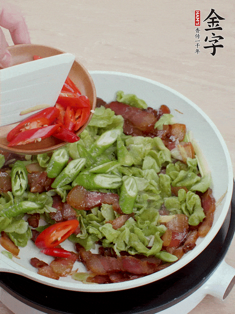 放萵筍干、青紅椒圈爆炒1分鐘。