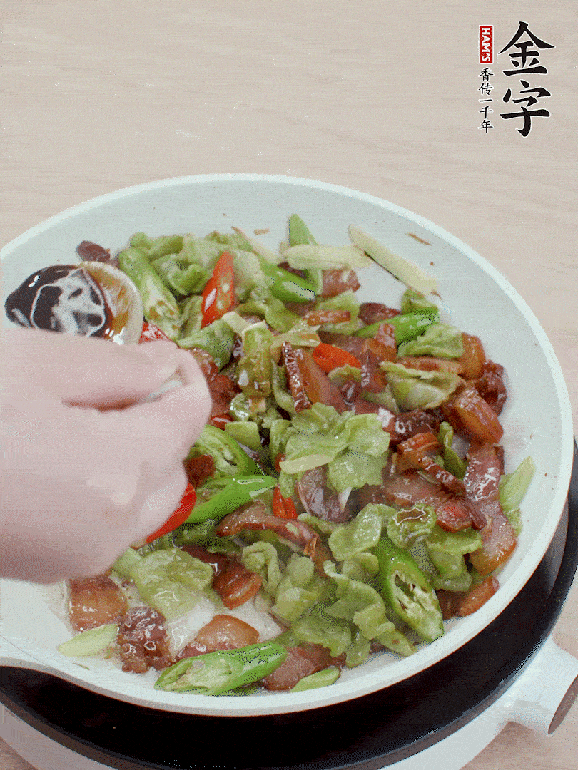 2勺生抽調(diào)味，最后撒蒜葉。