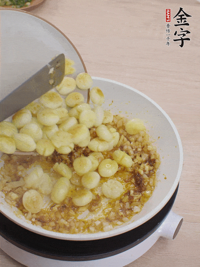 下小土豆翻炒均勻。