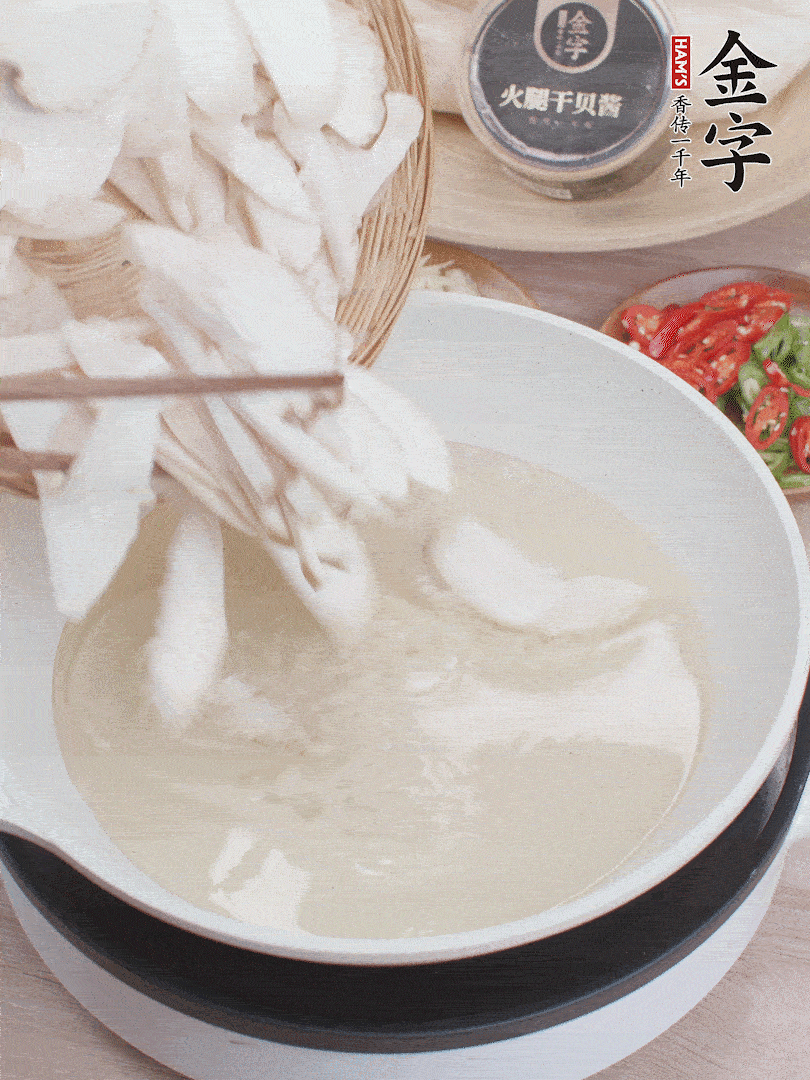 杏鮑菇切成片，油溫7層熱炸2分鐘。