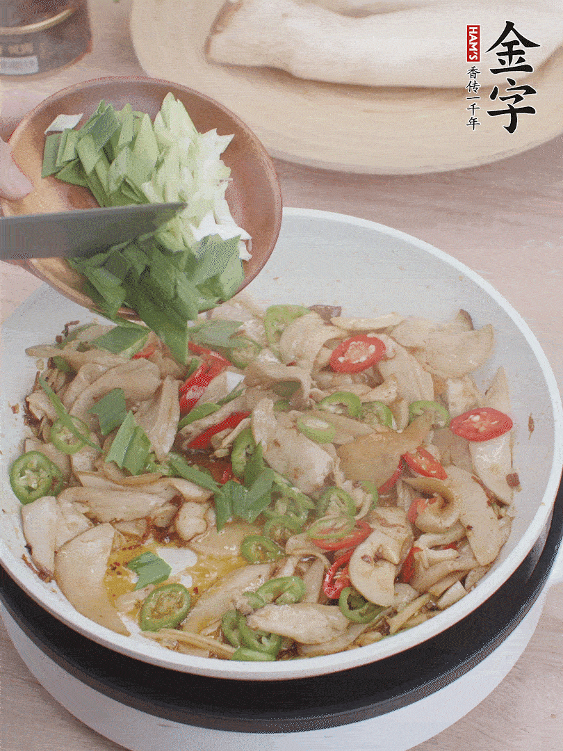 淋少許料酒、最后放大蒜葉。