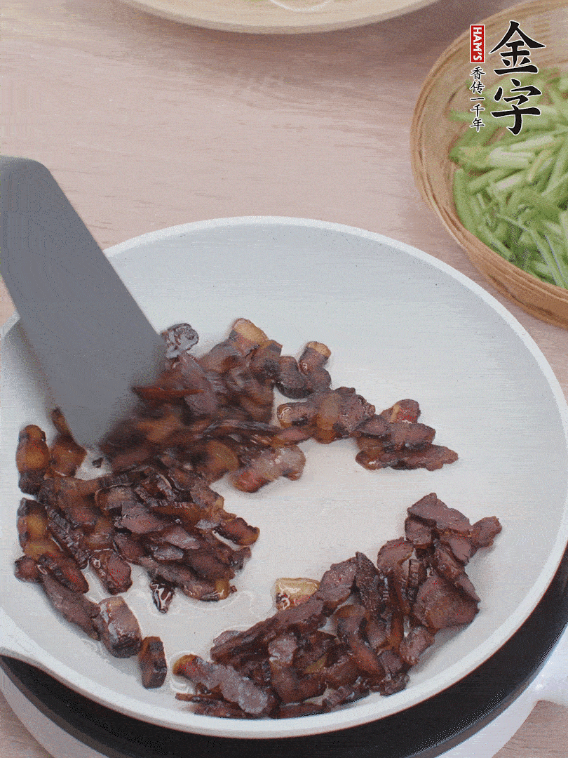 起鍋熱油，煸香醬油肉。