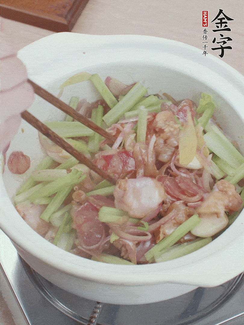 下牛蛙、芹菜、香腸翻炒。