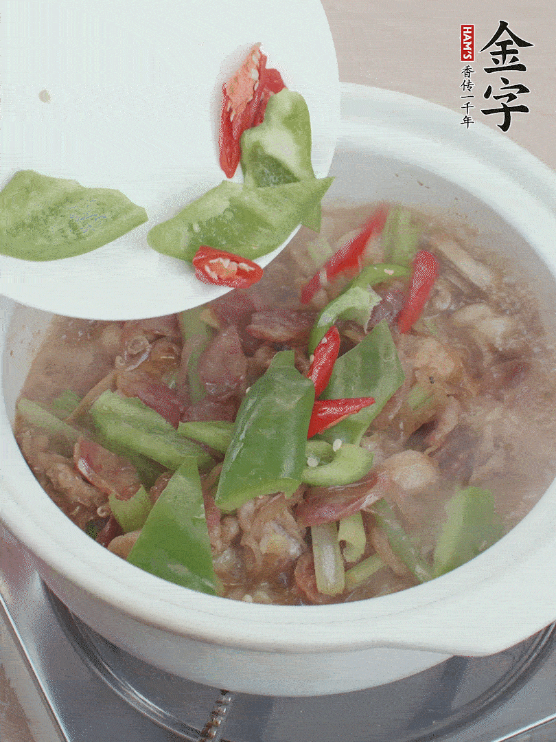 下綠菜椒，翻炒1分鐘。