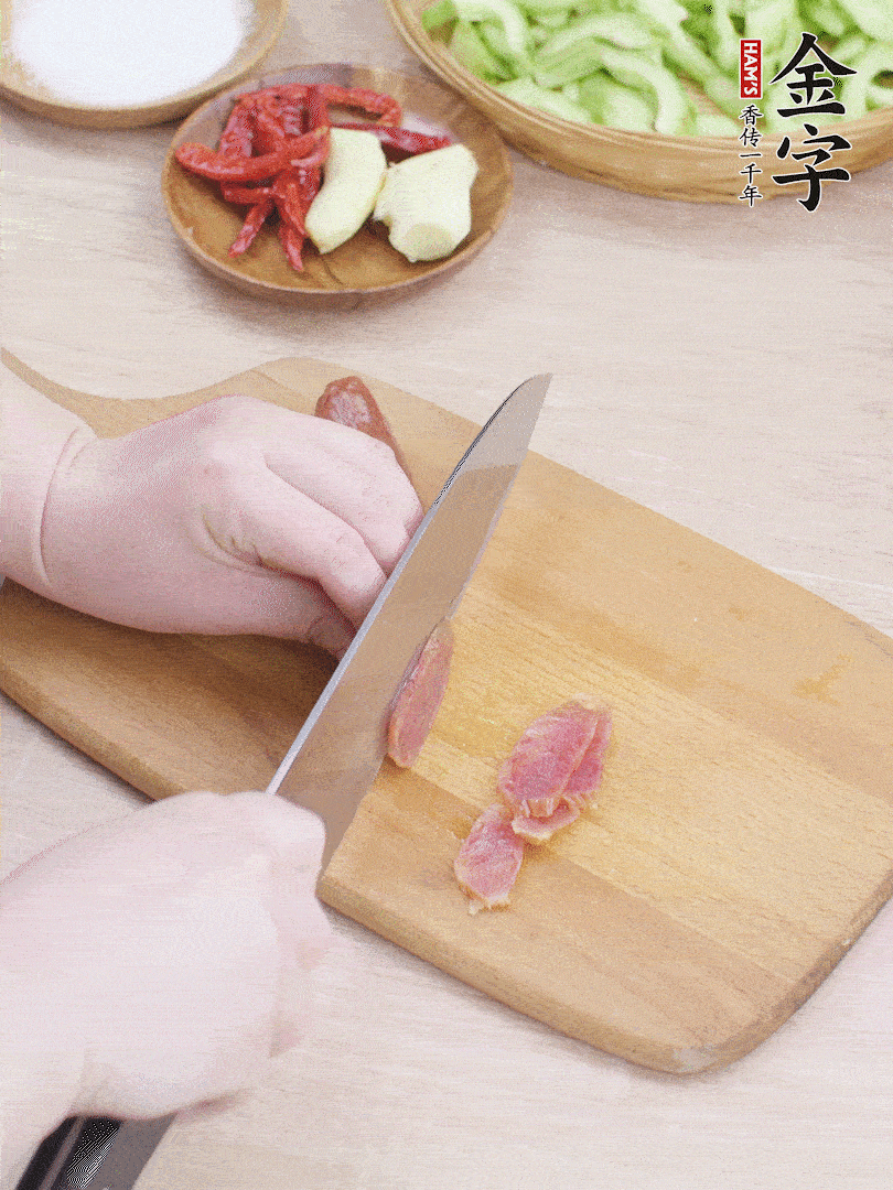 金字土香腸水煮10分鐘，切薄片。