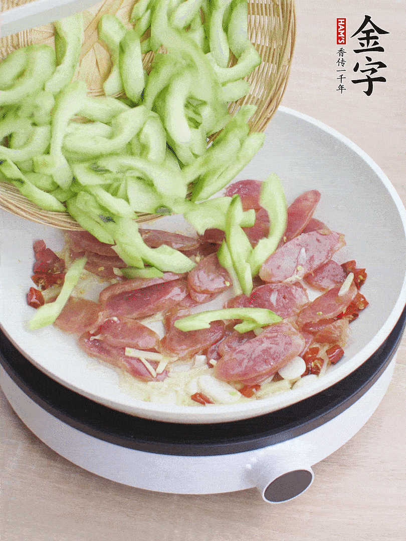 下香腸煸出油脂，放黃瓜翻炒。