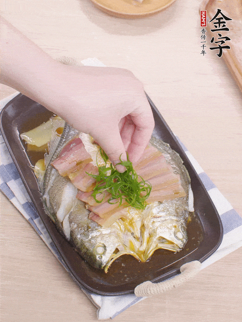 取出姜蔥，淋2勺蒸魚豉油，擺蔥絲。