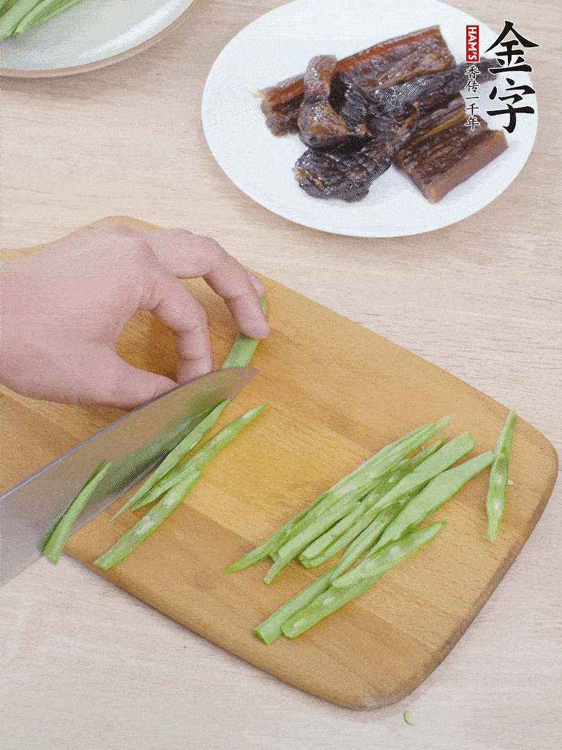 四季豆切絲。