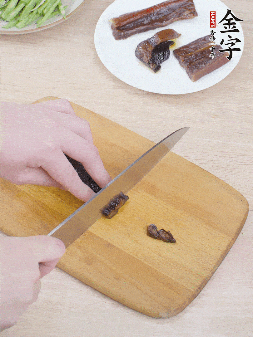 提前煮好的金字醬油肉切片。