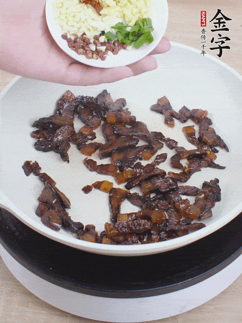 下蔥姜蒜、干辣椒、花椒粒炒香。