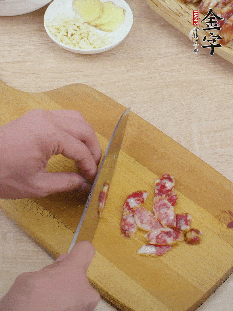 金字土香腸切片。