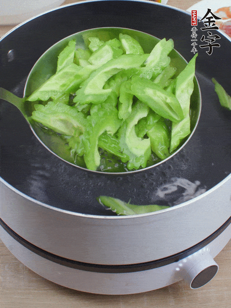 苦瓜去瓤切小塊，開水中加鹽汆燙30秒。