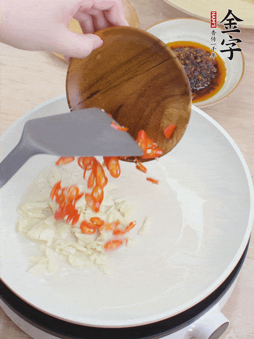 油熱煸香蒜末、辣椒。