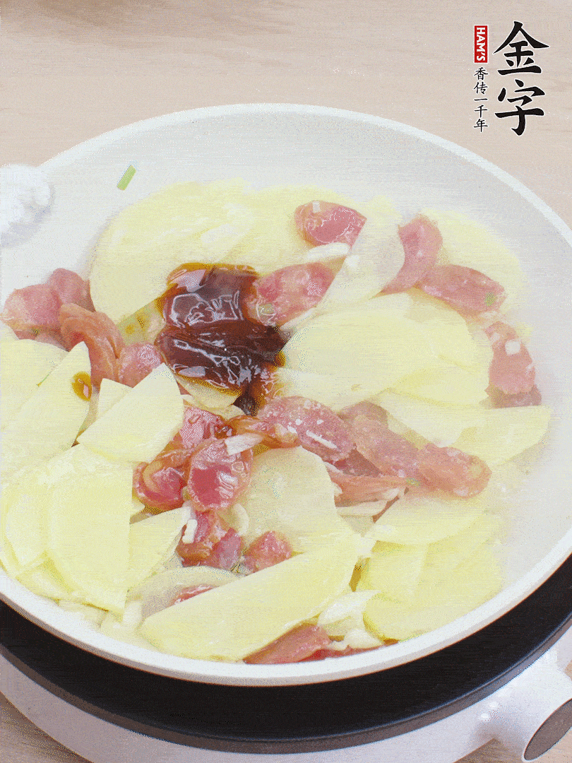 下土豆片，1勺生抽、1勺蠔油、1/3勺鹽、1/3勺糖炒至入味。