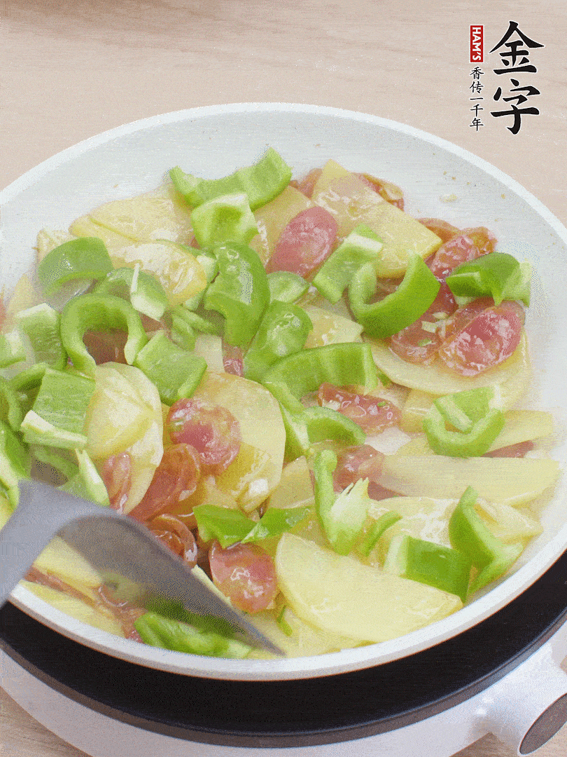 下辣椒翻炒1分鐘。