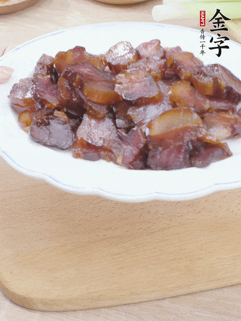 金字醬油肉水煮15分鐘，切薄片。