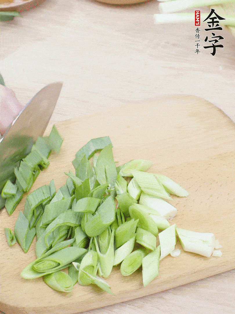 青蒜切段。（蒜白可以拍一下，再斜著切）