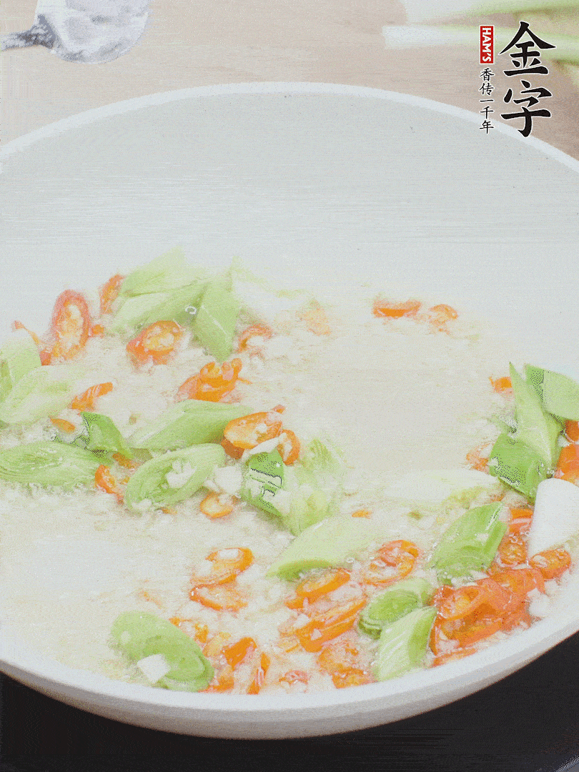 油5成熱時，下蒜末、辣椒、蒜白煸炒。