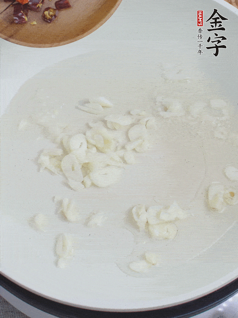 藕去皮，切成1cm見方的丁，放入清水浸泡。美人椒切圈。蒜切成末。