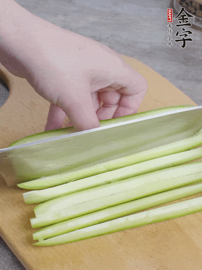 西葫蘆對半切，去瓤切條。