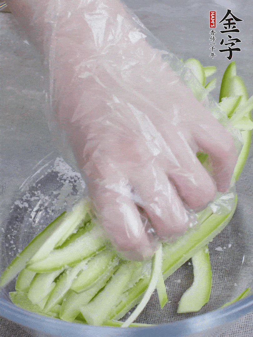 加鹽腌制15分鐘，清洗后擠干水份。