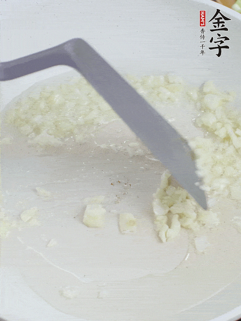 冷鍋熱油，下大蒜煎至兩面微黃。