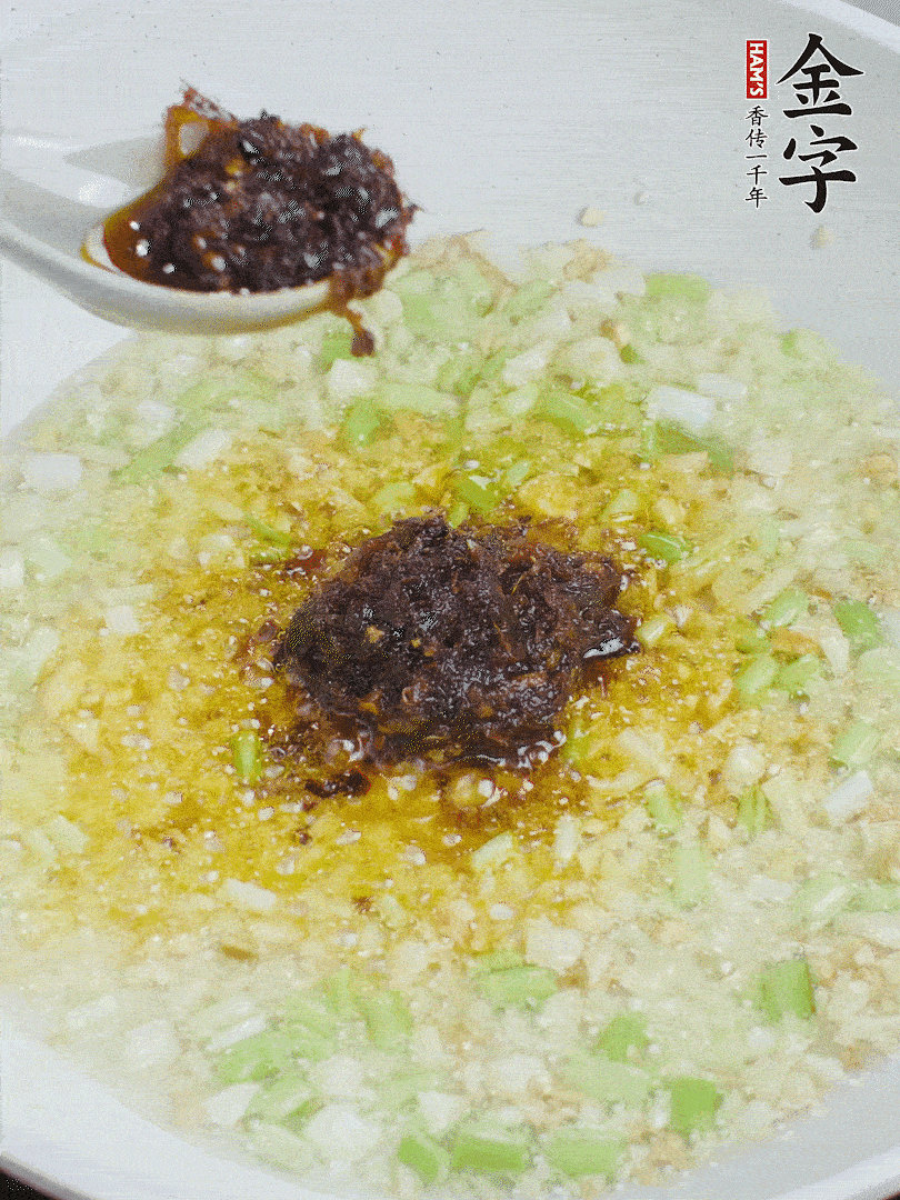 下蔥姜、1大勺金字火腿大師醬爆香。