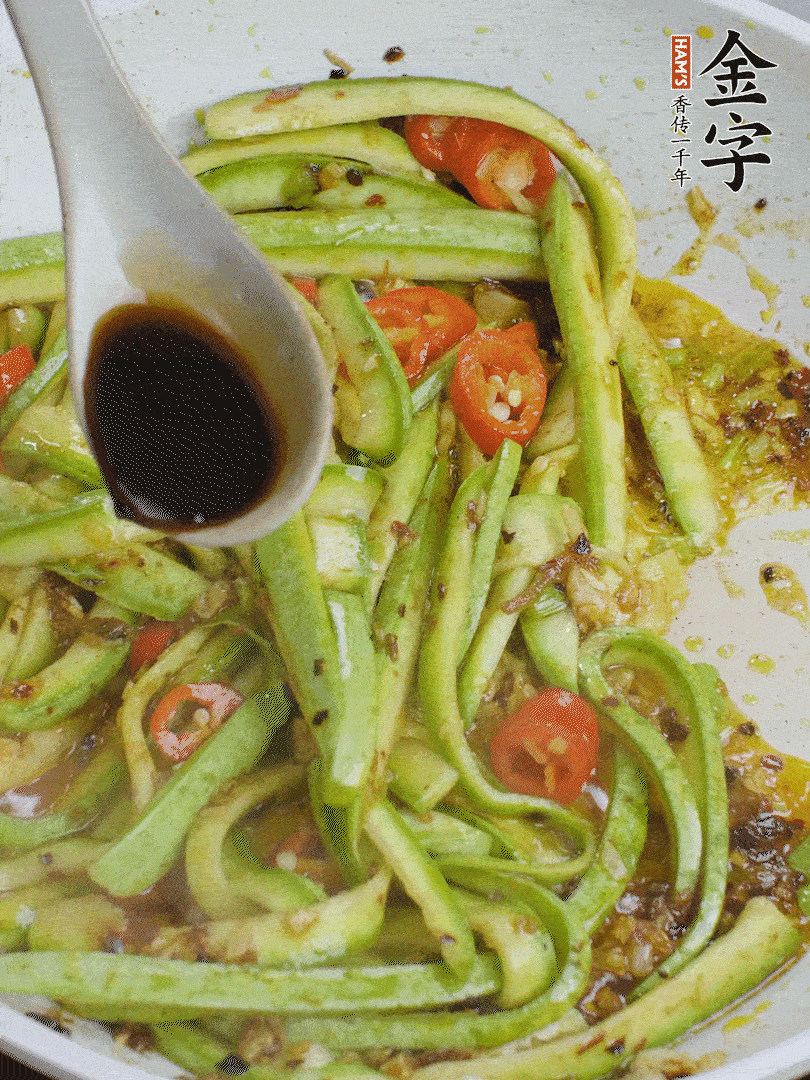 下西葫蘆，加1勺生抽、半勺蠔油、辣椒圈翻炒至斷生。