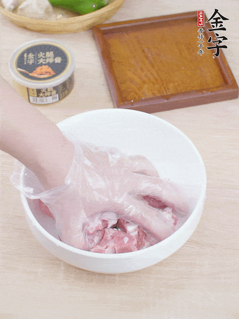 豬小排，加1勺料酒、1勺蠔油、1/3勺白胡椒粉、淀粉，抓拌均勻腌漬30分鐘。青椒去蒂去籽切塊。洋蔥去皮切塊。