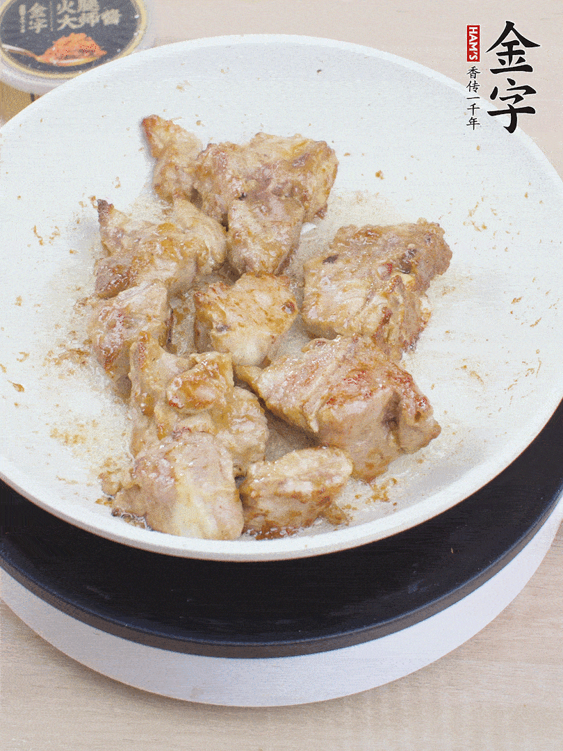 油4成熱，下小排煎炒至邊緣微微發(fā)焦。