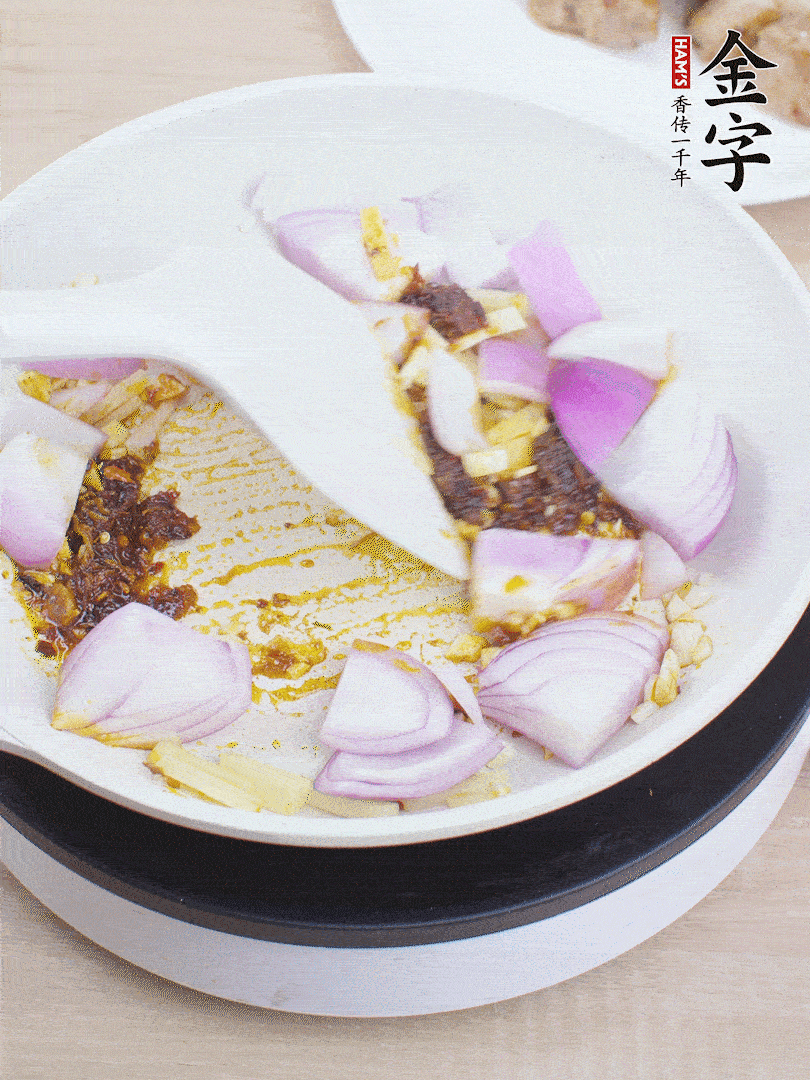 另起一鍋，姜、蒜末、1勺金字火腿大師醬、洋蔥塊炒香。