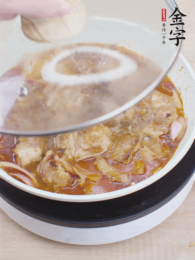 下小排翻炒，加1勺生抽、1點(diǎn)白砂糖和少許水燜2分鐘。