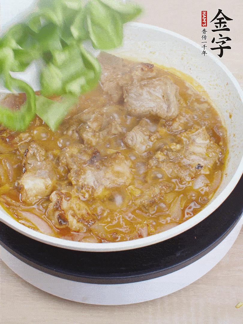 下青椒，翻炒炒至湯汁收干。