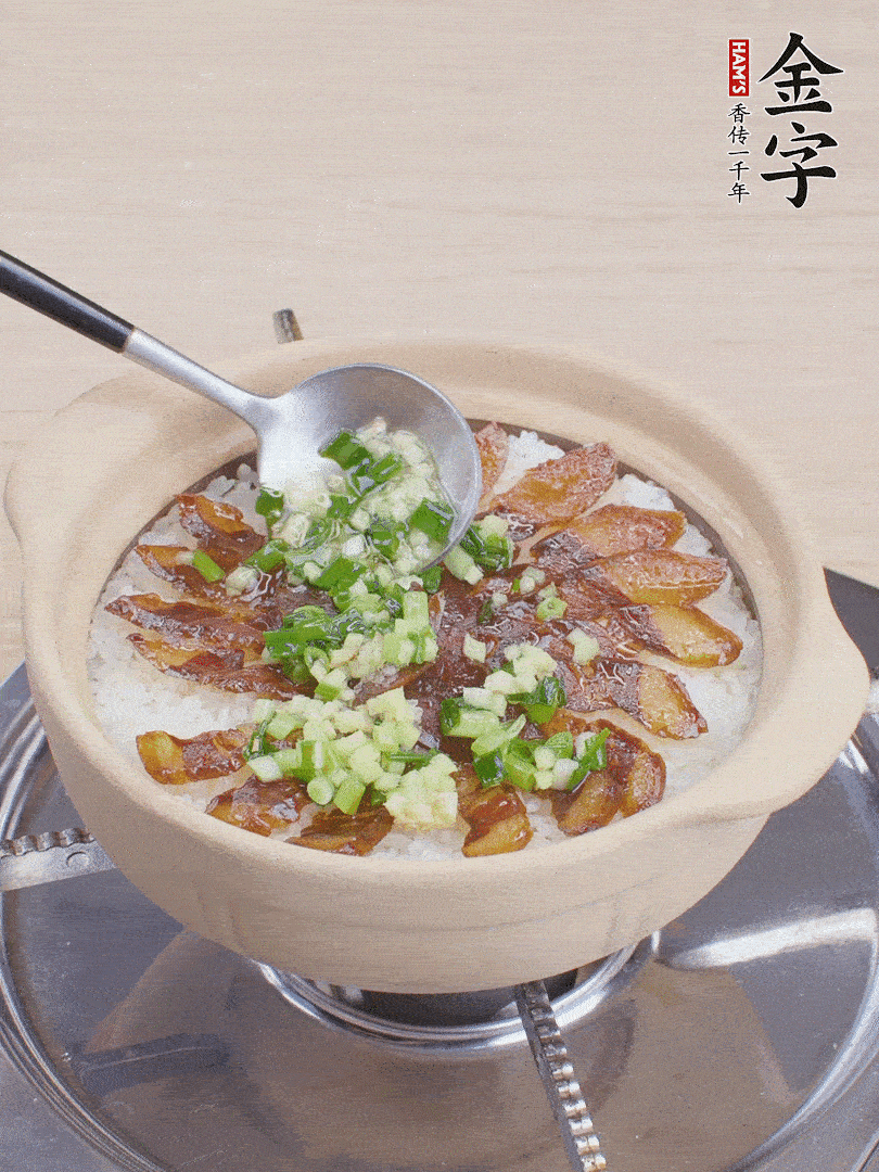 倒蔥姜醬再燜1分鐘。（也可以淋點生抽）