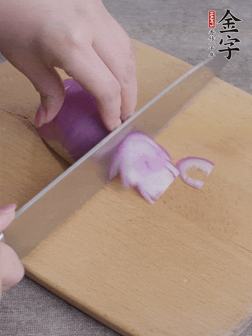 洋蔥切絲、蔥切段。