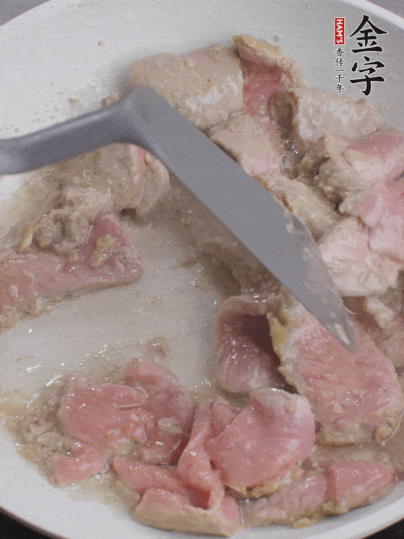 鍋中少油，下牛肉炒至變色。（盛出來）