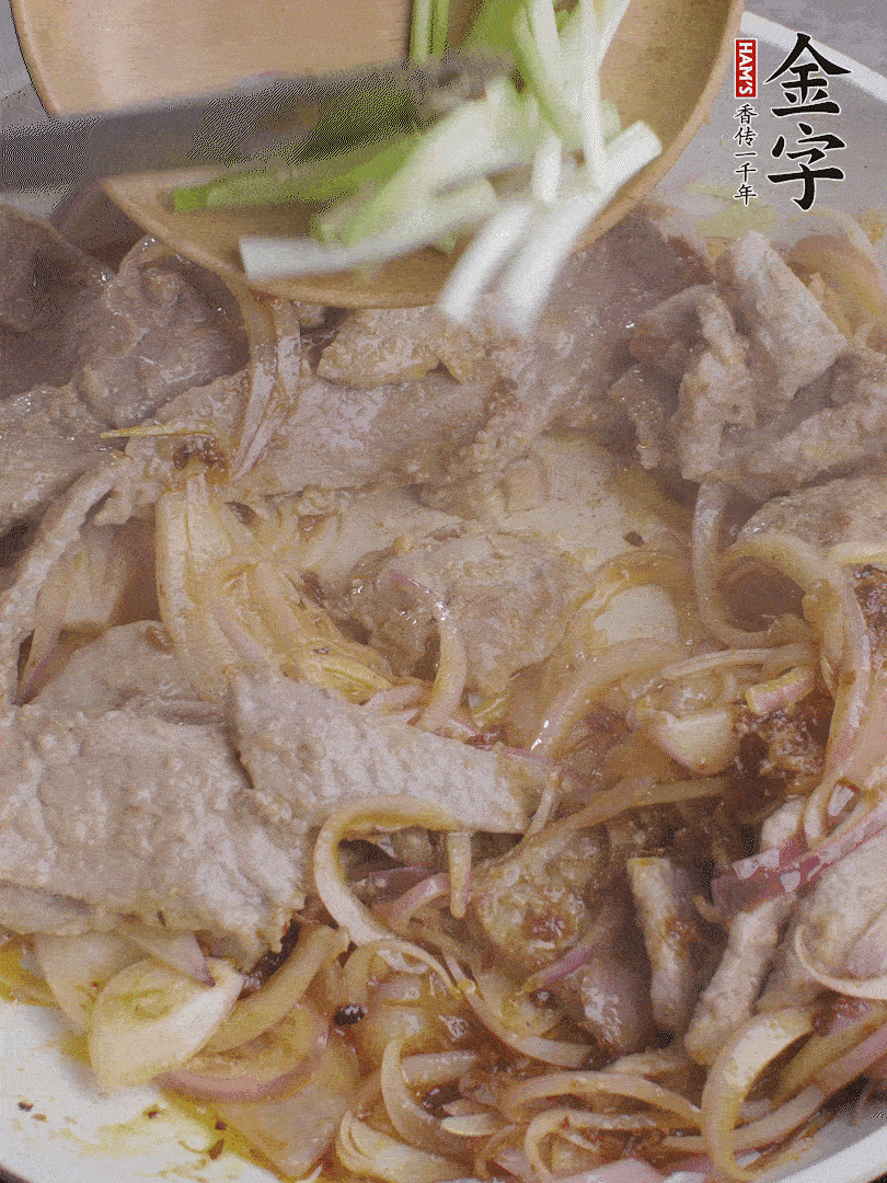 下牛肉、蔥段快炒。