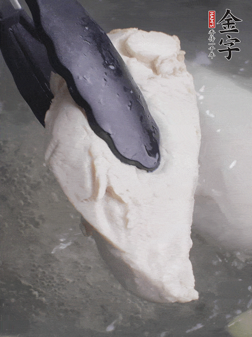 雞胸肉冷水下鍋，加姜片煮熟。過冰水撕成細絲。