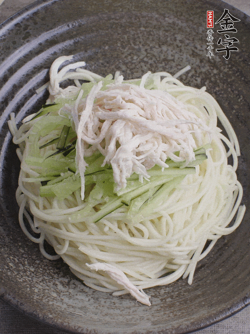 堿水面（熟）倒入大碗中，鋪上黃瓜絲、雞絲。