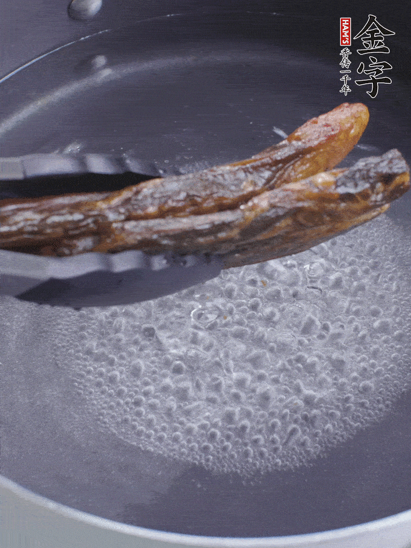 金字醬油肉水煮15分鐘，切薄片。