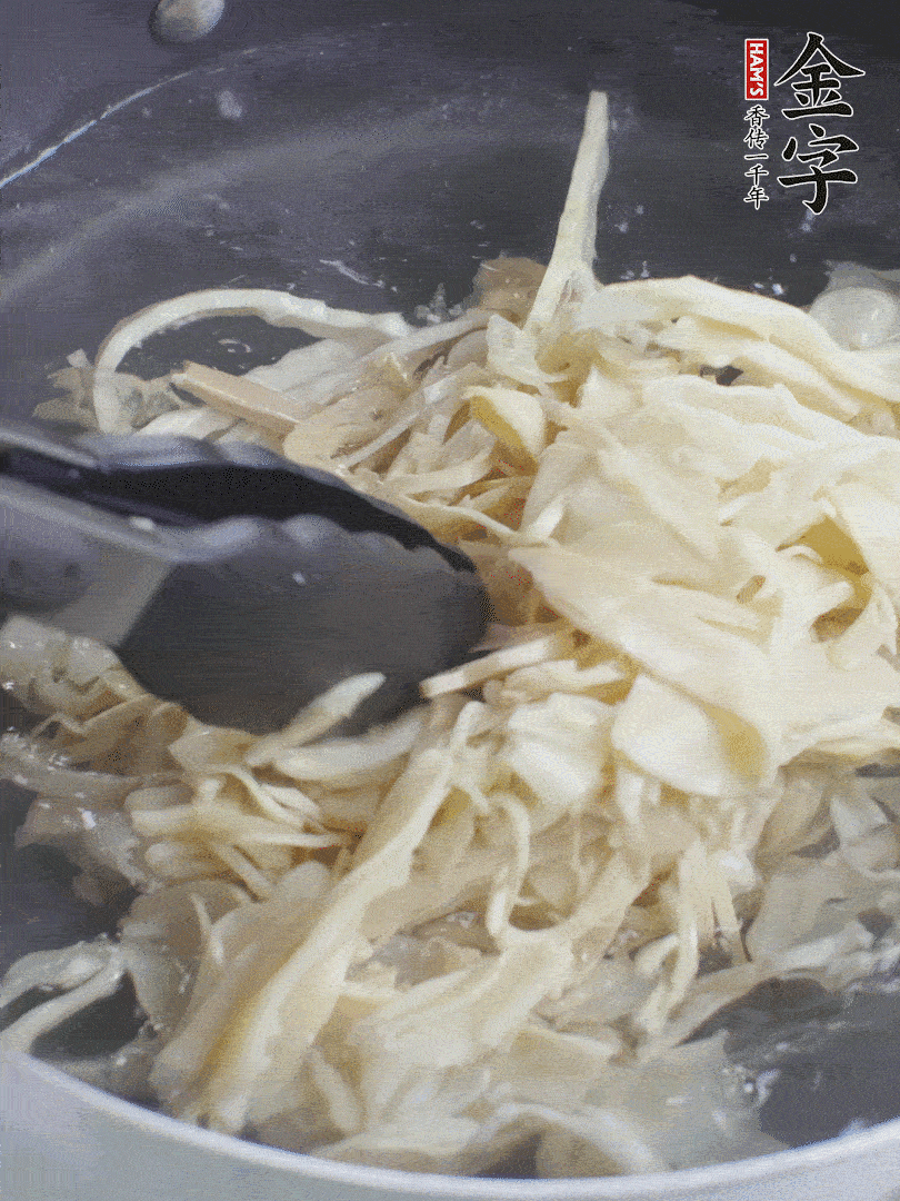 糯米筍焯水1分鐘，過(guò)涼水，擠干水份。