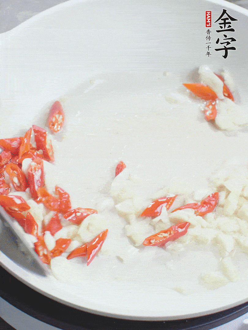 冷鍋熱油，下辣椒、大蒜煸香。